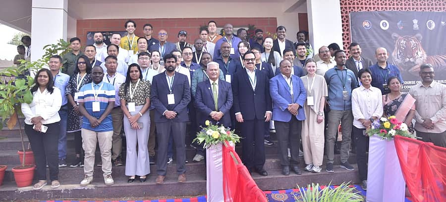 ಗುಂಡ್ಲುಪೇಟೆ ತಾಲ್ಲೂಕಿನ ಬಂಡೀಪುರ ಹುಲಿ ಸಂರಕ್ಷಿತ ಪ್ರದೇಶ ವ್ಯಾಪ್ತಿಯ ಮೇಲುಕಾಮನಹಳ್ಳಿಯಲ್ಲಿ ಸೋಮವಾರ ಆರಂಭವಾದ ಅಂತರರಾಷ್ಟ್ರೀಯ ಬಿಗ್ ಕ್ಯಾಟ್ ಅಲಯನ್ಸ್‌ ಶೃಂಗಸಭೆಯಲ್ಲಿ ಭಾಗವಹಿಸಿದ್ದ ವಿವಿಧ ದೇಶಗಳ ಪ್ರತಿನಿಧಿಗಳು