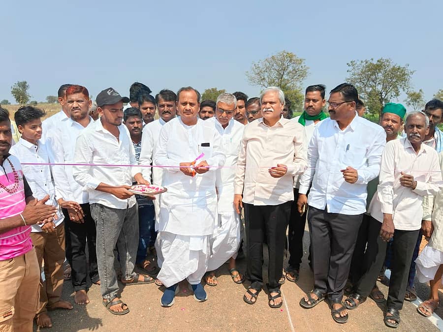 ಶಹಾಪುರ ತಾಲ್ಲೂಕಿನ ಸಲಾದಪುರ ಗ್ರಾಮದಿಂದ ಹಜರತ್ ಮರ್ದಾನ ಸಾಹೇಬ ದರ್ಗಾದವರೆಗೆ ರಸ್ತೆ ನಿರ್ಮಾಣ ಕಾಮಗಾರಿ ಉದ್ಘಾಟಿಸಿದ ಸಚಿವ ಶರಣಬಸಪ್ಪ ದರ್ಶನಾಪುರ. ರಾಜ್ಯ ಮದ್ಯಪಾನ ಸಂಯಮ ಮಂಡಳಿ ಅಧ್ಯಕ್ಷ ಶರಣಪ್ಪ ಸಲಾದಪುರ ಉಪಸ್ಥಿತರಿದ್ದರು