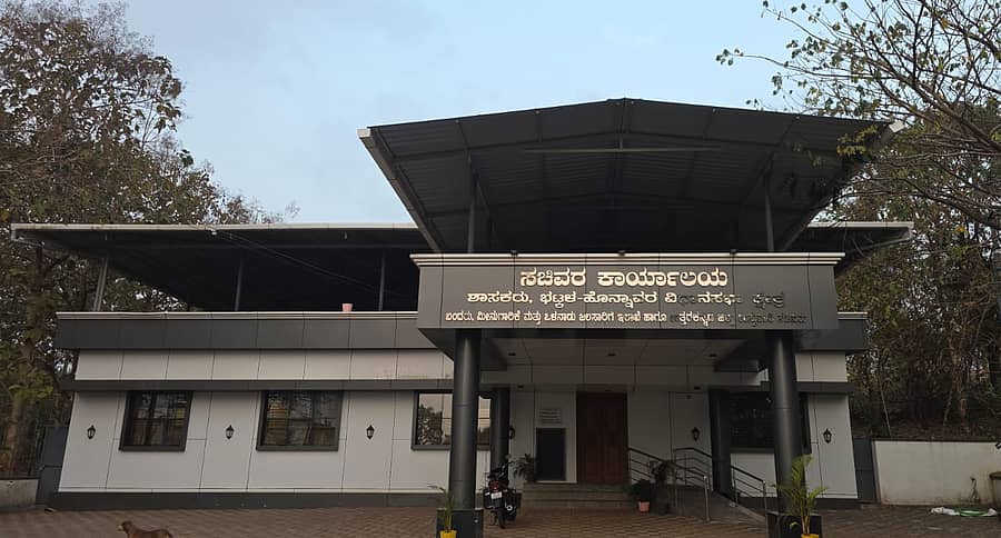 ಭಟ್ಕಳದ ಹಳೆಯ ಉಪವಿಭಾಗಾಧಿಕಾರಿ ಕಚೇರಿ ಕಟ್ಟಡದಲ್ಲಿ ಸದ್ಯ ಜಿಲ್ಲಾ ಉಸ್ತುವಾರಿ ಸಚಿವರ ಕಚೇರಿ ನಡೆಯುತ್ತಿರುವುದು