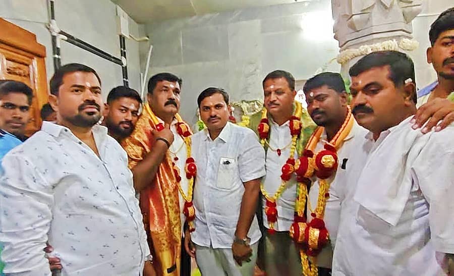 ಸಂತೇಬಾಚಹಳ್ಳಿ ಹೋಬಳಿಯ ಆದಿಹಳ್ಳಿ ಶ್ರೀ ಚಿಕ್ಕಯ್ಯ ಸ್ವಾಮಿ ದೇವಾಲಯ ಲೋಕಾರ್ಪಣೆ ಕಾರ್ಯಕ್ರಮದಲ್ಲಿ ಶಾಸಕ ಎಚ್.ಟಿ. ಮಂಜು ಅವರಿಗೆ ಗ್ರಾಮಸ್ಥರು ಅಭಿನಂದಿಸಿದರು