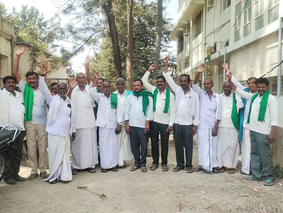 ಚಿಂತಾಮಣಿ ತಾಲ್ಲೂಕಿನ ಬೋಮ್ಮೇಪಲ್ಲಿ, ಯನಮಲಪಾಡಿ, ಅಂಕಾಲಮಡಗು ವ್ಯವಸಾಯ ಸೇವಾ ಸಂಘಗಳಲ್ಲಿ ನಡೆಯುತ್ತಿರುವ ಅವ್ಯವಹಾರದ ವಿರುದ್ಧ ಕ್ರಮ ಕೈಗೊಳ್ಳಬೇಕೆಂದು ರೈತ ಸಂಘದ ಪದಾಧಿಕಾರಿಗಳು ನಗರದಲ್ಲಿ ಪ್ರತಿಭಟನೆ ನಡೆಸಿದರು