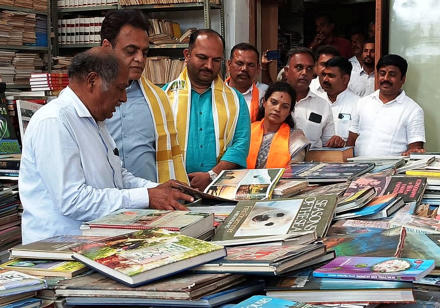 ಪಾಂಡವಪುರ ತಾಲ್ಲೂಕಿನ ಹರಳಹಳ್ಳಿಯಲ್ಲಿರುವ ಅಂಕೇಗೌಡರ ಪುಸ್ತಕದ ಮನೆಗೆ ಮಾಜಿ ಡಿಸಿಎಂ ಅಶ್ವತ್ಥ್ ನಾರಾಯಣಗೌಡ ಭೇಟಿನೀಡಿ ಪುಸ್ತಕಗಳನ್ನು ವೀಕ್ಷಿಸಿದರು.  ಎಂ.ಅಂಕೇಗೌಡ, ಬಿಜೆಪಿ ಜಿಲ್ಲಾಧ್ಯಕ್ಷ ಡಾ.ಎನ್.ಎಸ್.ಇಂದ್ರೇಶ್ ಇದ್ದಾರೆ