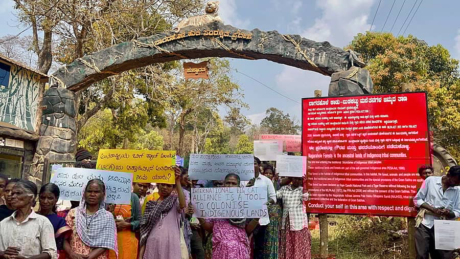 ಬಂಡೀಪುರ ಹುಲಿ ಸಂರಕ್ಷಿತ ಪ್ರದೇಶ ವ್ಯಾಪ್ತಿಯ ಮೇಲುಕಾಮನಹಳ್ಳಿಯಲ್ಲಿ ಸೋಮವಾರ ಆರಂಭವಾದ ಅಂತರರಾಷ್ಟ್ರೀಯ ಬಿಗ್ ಕ್ಯಾಟ್ ಅಲಯನ್ಸ್‌ ಶೃಂಗಸಭೆಗೆ ಕೊಡಗು ಜಿಲ್ಲೆಯ ನಾಗರಹೊಳೆ ನಾಣಚ್ಚಿ ಗೇಟ್‌ನಲ್ಲಿ ನಾಗರಹೊಳೆ ಆದಿವಾಸಿ ಜಮ್ಮಾಪಾಳೆ ಹಕ್ಕು ಸ್ಥಾಪನಾ ಸಮಿತಿ ಸದಸ್ಯರು ಸೋಮವಾರ ವಿರೋಧ ವ್ಯಕ್ತಪಡಿಸಿದರು