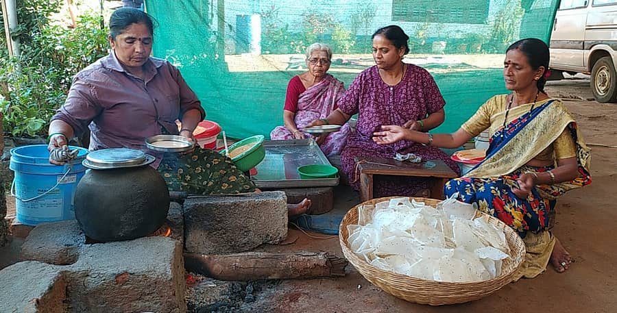 ಹಪ್ಪಳ ತಯಾರಿಯಲ್ಲಿ ನಿರತರಾದ ಮಹಿಳೆಯರು