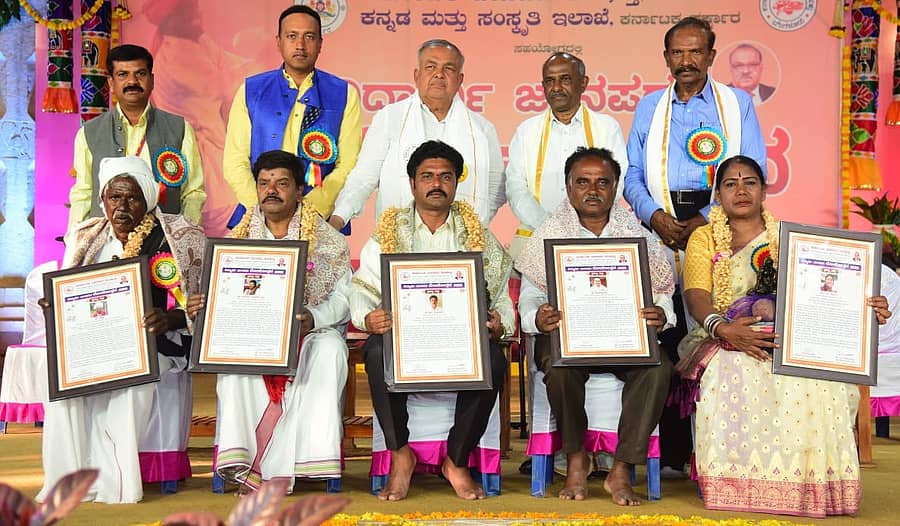 <div class="paragraphs"><p>ರಾಮನಗರದ ಜಾನಪದ ಲೋಕದಲ್ಲಿ ನಡೆದ ವಿದ್ಯಾರ್ಥಿ ಜಾನಪದ ಲೋಕೋತ್ಸವದಲ್ಲಿ ಜಿಲ್ಲಾ ಉಸ್ತುವಾರಿ ಸಚಿವ ರಾಮಲಿಂಗಾ ರೆಡ್ಡಿ ಅವರು ಜಾನಪದ ಕ್ಷೇತ್ರದ ಸಾಧಕರಿಗೆ ಜಾನಪದ ಲೋಕ ಪ್ರಶಸ್ತಿ ಪ್ರದಾನ ಮಾಡಿದರು. </p></div>