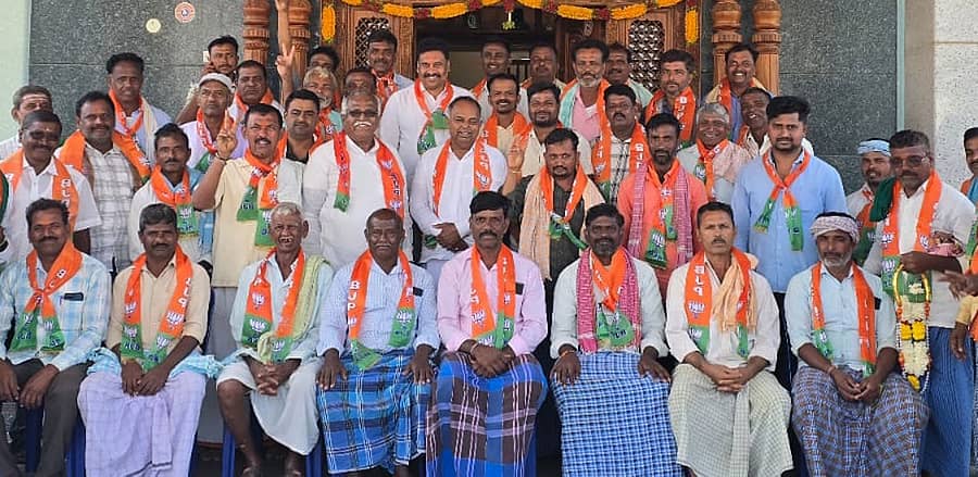 ಬ್ಯಾಡಗಿ ತಾಲ್ಲೂಕಿನ ಮೋಟೆಬೆನ್ನೂರು ಗ್ರಾಮದ ವಿವಿದೋದ್ದೇಶ ಪ್ರಾಥಮಿಕ ಗ್ರಾಮೀಣ ಕೃಷಿ ಸಹಕಾರಿ ಸಂಘದ ಆಡಳಿತ ಮಂಡಳಿಗೆ ಆಯ್ಕೆಯಾದ ಸದಸ್ಯರನ್ನು ಬಿಜೆಪಿ ಜಿಲ್ಲಾ ಘಟಕದ ಅಧ್ಯಕ್ಷ ವಿರೂಪಾಕ್ಷಪ್ಪ ಬಳ್ಳಾರಿ ಅಭಿನಂದಿಸಿದರು.