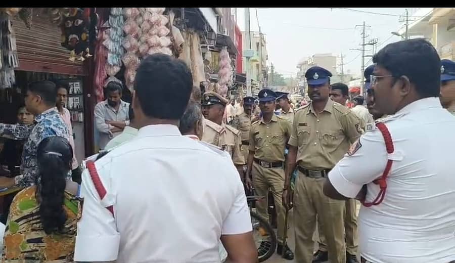 ನಂಜನಗೂಡಿನ ಬಜಾರ್ ರಸ್ತೆಯ ಪಾದಚಾರಿ ಮಾರ್ಗದಲ್ಲಿ ಸಂಚಾರ ವಿಭಾಗದ ಪೊಲೀಸರು ಪಾದಚಾರಿ ಮಾರ್ಗದ ಅತಿಕ್ರಮಣ ತೆರವುಗೊಳಿಸಿದರು