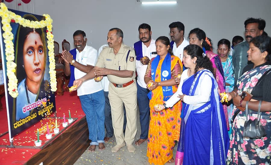 ಮಂಡ್ಯ ನಗರದ ಅಂಬೇಡ್ಕರ್‌ ಮಿನಿ ಸಭಾಂಗಣದಲ್ಲಿ ಕರ್ನಾಟಕ ದಲಿತ ಮಹಿಳಾ ಒಕ್ಕೂಟದ ವತಿಯಿಂದ ಸೋಮವಾರ ನಡೆದ ರಮಾಬಾಯಿ ಅಂಬೇಡ್ಕರ್‌ ಅವರ 128ನೇ ಜಯಂತ್ಯುತ್ಸವದಲ್ಲಿ ಭಾವಚಿತ್ರಕ್ಕೆ ಹೆಚ್ಚುವರಿ ಜಿಲ್ಲಾ ಪೊಲೀಸ್‌ ವರಿಷ್ಠಾಧಿಕಾರಿ ಗಂಗಾಧರಸ್ವಾಮಿ ಮತ್ತು ಗಣ್ಯರು ಪುಷ್ಪ ನಮನ ಸಲ್ಲಿಸಿದರು 