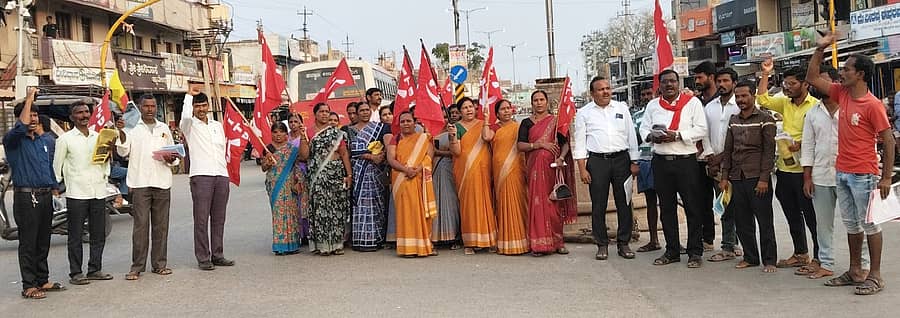 ಗಜೇಂದ್ರಗಡದ ಕಾಲಕಾಲೇಶ್ವರ ವೃತ್ತದಲ್ಲಿ ಫೆ.12 ರಂದು ನಡೆಯಲಿರುವ ಅಖಿಲ ಭಾರತ ಮುಷ್ಕರದ ಕರಪತ್ರ ಹಂಚಿ, ಜಾಗೃತಿ ಮೂಡಿಸಲಾಯಿತು