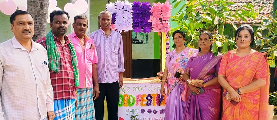 ಸಾಲಿಗ್ರಾಮ ತಾಲ್ಲೂಕಿನ ಕರ್ಪೂರವಳ್ಳಿ ಸರ್ಕಾರಿ ಶಾಲೆಯಲ್ಲಿ ಸೋಮವಾರ ನಡೆದ ಮಕ್ಕಳ ಆಹಾರ ಮೇಳಕ್ಕೆ ಮುಖ್ಯಶಿಕ್ಷಕ ಕಳ್ಳಿಮುದ್ದನಹಳ್ಳಿ ಸತೀಶ್ ಚಾಲನೆ ನೀಡಿದರು. ಸಿಆರ್‌ಪಿ ಮಹೇಶ್, ಶಿಕ್ಷಕಿಯರಾದ ಸೀಮಾಬೇಗಂ, ವೇದಾವತಿ, ಜ್ಯೋತಿಲಕ್ಷ್ಮೀ, ಎಸ್‌ಡಿಎಂಸಿ ಅಧ್ಯಕ್ಷ ಮಹದೇವ್ ಜೊತೆಗಿದ್ದರು