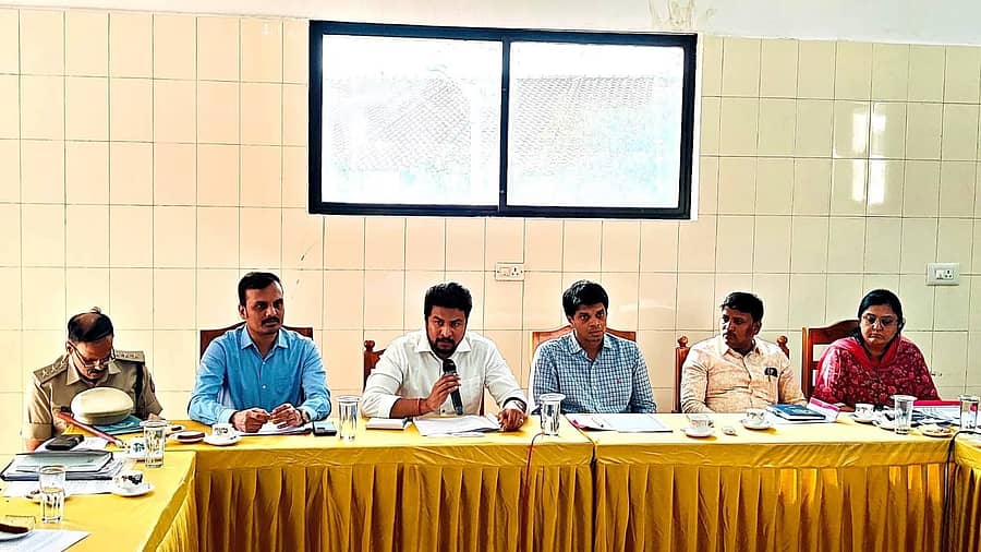 ನಂಜನಗೂಡಿನ ಶ್ರೀಕಂಠೇಶ್ವರಸ್ವಾಮಿ ದೇವಾಲಯದ ದಾಸೋಹ ಭವನದಲ್ಲಿ ಸೋಮವಾರ ದೊಡ್ಡಜಾತ್ರಾ ಮಹೋತ್ಸವದ ಪೂರ್ವಭಾವಿ ಸಭೆ ನಡೆಯಿತು