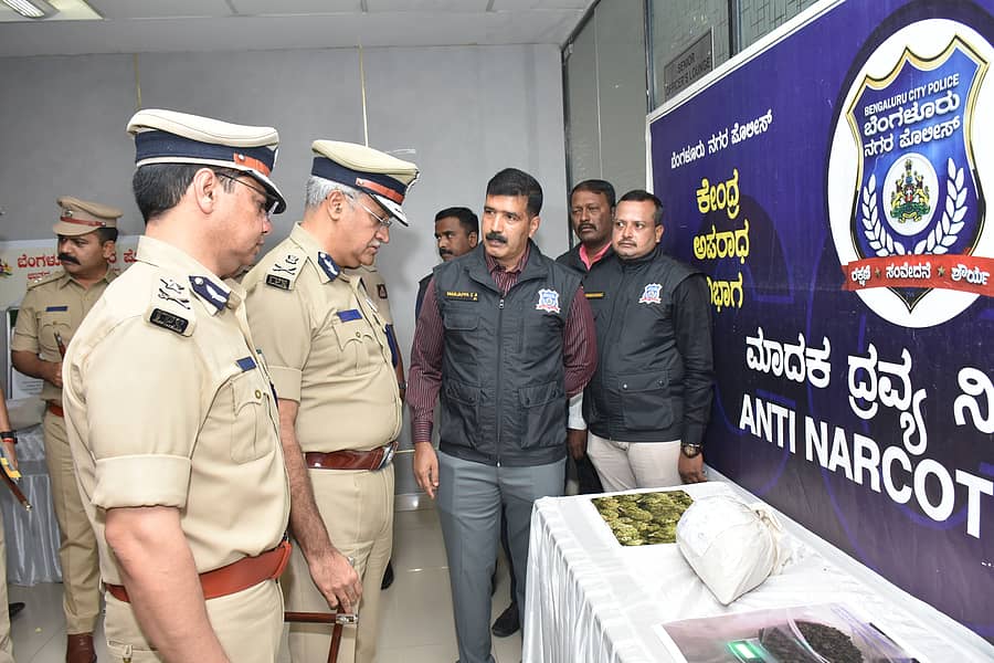 ಆರೋಪಿಗಳಿಂದ ವಶಪಡಿಸಿಕೊಂಡಿರುವ ಮಾದಕ ವಸ್ತುಗಳನ್ನು ನಗರ ಪೊಲೀಸ್ ಕಮಿಷನರ್ ಸೀಮಾಂತ್ ಕುಮಾರ್ ಸಿಂಗ್ ವೀಕ್ಷಿಸಿದರು