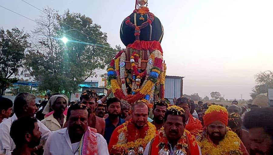 ಕುರುಗೋಡು ತಾಲ್ಲೂಕಿನ ಎಚ್. ವೀರಾಪುರ ಗ್ರಾಮದಲ್ಲಿ ಬನಶಂಕರಿ ದೇವಿ ರಥೋತ್ಸವ ಸೋಮವಾರ ಜರುಗಿತು