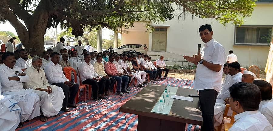 ದೇವರಹಿಪ್ಪರಗಿ ಪ್ರವಾಸಿ ಮಂದಿರದಲ್ಲಿ ಜರುಗಿದ ಕಾಂಗ್ರೆಸ್ ಸಭೆಯಲ್ಲಿ ವಿಧಾನ ಪರಿಷತ್ ಸದಸ್ಯ ಸುನೀಲಗೌಡ ಪಾಟೀಲ ಮಾತನಾಡಿದರು