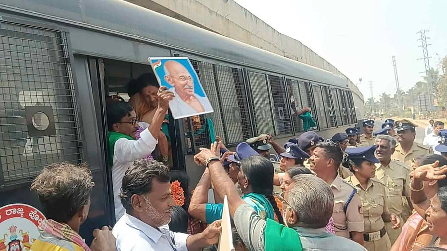 ಮದ್ದೂರು ನಗರಸಭೆಗೆ ಗೆಜ್ಜಲಗೆರೆ ಗ್ರಾಮ ಸೇರ್ಪಡೆ ವಿರೋಧಿಸಿ ಮೈಸೂರು ಬೆಂಗಳೂರು ಹೆದ್ದಾರಿ ರಸ್ತೆ ತಡೆ ನಡೆಸುತ್ತಿದ್ದ 80 ಕ್ಕೂ ಹೆಚ್ಚು ಪ್ರತಿಭಟನಾಕಾರರನ್ನು ಪೊಲೀಸರು ಸೋಮವಾರ ವಶಕ್ಕೆ ಪಡೆದರು