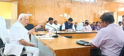 ಹಳಿಯಾಳದಲ್ಲಿ ಶಾಸಕ ಆರ.ವಿ.ದೇಶಪಾಂಡೆ ಕ್ಷೇತ್ರ ವ್ಯಾಪ್ತಿ ವಸತಿಶಾಲೆಗಳ ಮುಖ್ಯಸ್ಥರು ಹಾಗೂ ಅಧಿಕಾರಿಗಳ ಸಭೆಯಲ್ಲಿ ವಸತಿ ಶಾಲೆಯ ಪ್ರಗತಿ ಪರಿಶೀಲನೆ ನಡೆಸಿದರು.