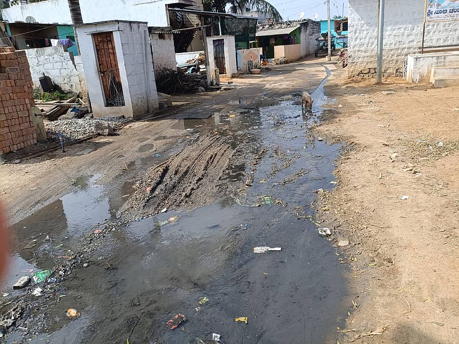 ಮುನಿರಾಬಾದ್ ಸಮೀಪ ಶಹಾಪುರ ಗ್ರಾಮದ ಮಧ್ಯ ಭಾಗದಲ್ಲಿ ಕೊಳಚೆ ನೀರು ಹರಿಯುತ್ತಿದೆ