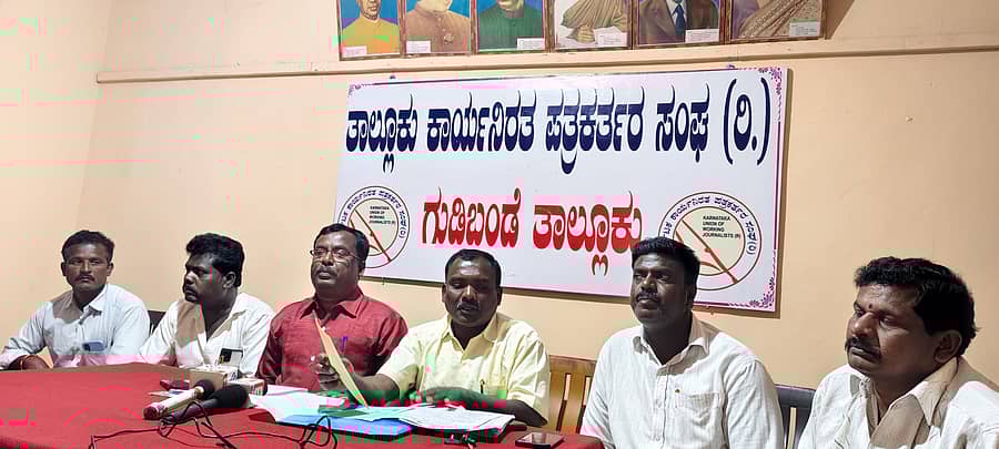 ಪತ್ರಿಕಾಗೋಷ್ಠಿಯಲ್ಲಿ ಭಾಗವಹಿಸಿದ್ದ ಜೀವಿಕಾ ಸಂಘಟನೆ ಪದಾಧಿಕಾರಿಗಳು
