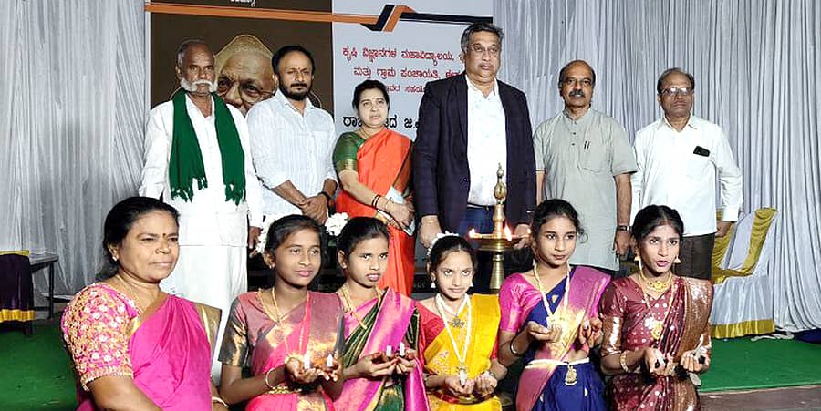 ಭಾವಕವಿ ಡಾ.ಜಿ.ಎಸ್. ಶಿವರುದ್ರಪ್ಪ ಅವರ ಜನ್ಮಶತಮಾನೋತ್ಸವ ಅಂಗವಾಗಿ ಶಿಕಾರಿಪುರ ತಾಲ್ಲೂಕು ಈಸೂರು ಗ್ರಾಮದಲ್ಲಿ ಶನಿವಾರ ನಡೆದ ಕಾರ್ಯಕ್ರಮದಲ್ಲಿ ವಿದ್ಯಾರ್ಥಿನಿಯರು ನೃತ್ಯ ರೂಪಕ ನಡೆಸಿದರು.