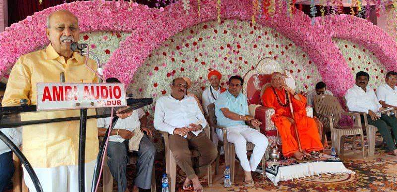 ಚಿಕ್ಕೋಡಿ ತಾಲ್ಲೂಕಿನ ಯಡೂರ ಗ್ರಾಮದಲ್ಲಿ ನಡೆದ ಪೂರ್ವಸಿದ್ಧತಾ ಸಭೆ ಉದ್ದೇಶಿಸಿ ರಾಜ್ಯಸಭೆಯ ಮಾಜಿ ಸದಸ್ಯ ಪ್ರಭಾಕರ ಕೋರೆ ಮಾತನಾಡಿದರು. ಈ ಸಂದರ್ಭದಲ್ಲಿ ಶ್ರೀಶೈಲ-ಯಡೂರ ಪೀಠದ ಚನ್ನಸಿದ್ಧರಾಮ ಪಂಡಿತಾರಾಧ್ಯ ಸ್ವಾಮೀಜಿ, ಶಾಸಕ ಗಣೇಶ ಹುಕ್ಕೇರಿ ಸೇರಿದಂತೆ ಇತರರು ಇದ್ದರು.