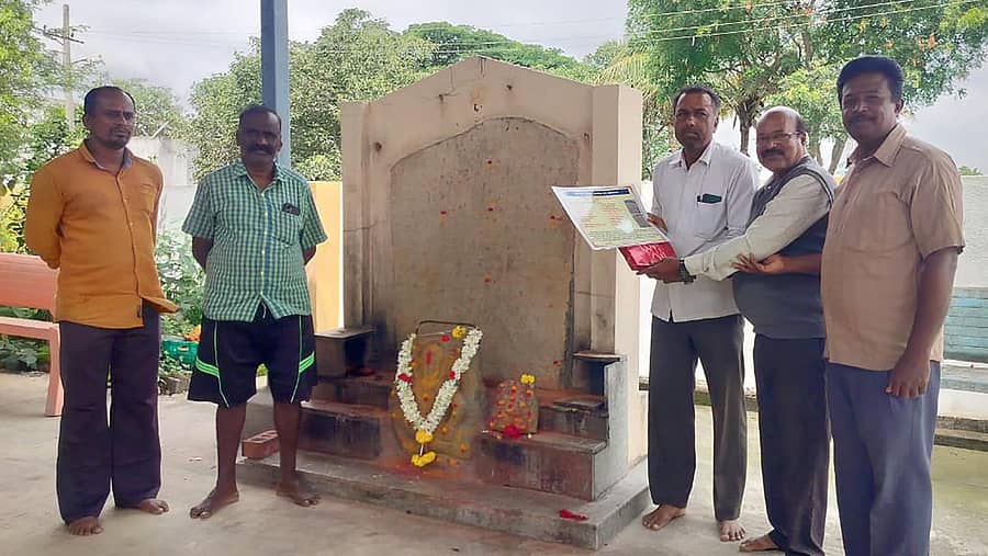 ಶಿಡ್ಲಘಟ್ಟ ತಾಲ್ಲೂಕಿನ ಸಾದಲಿ ಗ್ರಾಮದ ಸಾದಲಮ್ಮ ದೇವಸ್ಥಾನ ಆವರಣದಲ್ಲಿ ದೇವಾಲಯದ ಸಮಿತಿ ಸದಸ್ಯರಿಗೆ ಶಾಸನತಜ್ಞ ಕೆ.ಧನಪಾಲ್ ಶಾಸನದ ಪಠ್ಯ ಫಲಕವನ್ನು ವಿತರಿಸಿದರು 