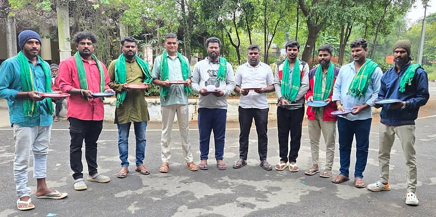 ಬಂಗಾರಪೇಟೆ ನಗರದ ಪ್ರವಾಸಿ ಮಂದಿರದಲ್ಲಿ ಕೈಯಲ್ಲಿ ಖಾಲಿ ತಟ್ಟೆ ಹಿಡಿದು ವಿನೂತನವಾಗಿ ಪ್ರತಿಭಟಿಸಿದರು