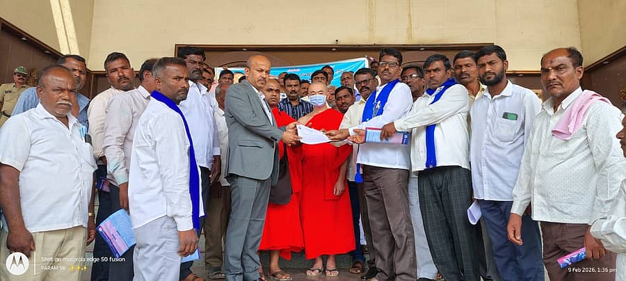 ಯುಜಿಸಿ ವಿದ್ಯಾರ್ಥಿಗಳಲ್ಲಿ ಸಮಾನತೆ ಪ್ರೋತ್ಸಾಹಿಸಲು ರೂಪಿಸಿರುವ ನಿಯಮಾವಳಿಯನ್ನು ಕೂಡಲೇ ಜಾರಿಗೊಳಿಸಬೇಕು ಎಂದು ಆಗ್ರಹಿಸಿ ಬಾಗಲಕೋಟೆ ಹೆಚ್ಚುವರಿ ಜಿಲ್ಲಾಧಿಕಾರಿ ಅಶೋಕ ತೇಲಿ ಅವರಿಗೆ ದಸಂಸ ಮುಖಂಡರು ಸೋಮವಾರ ಮನವಿ ಸಲ್ಲಿಸದರು