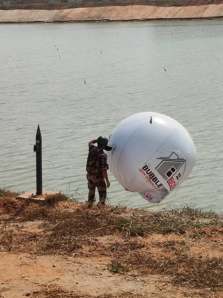 ಕೆಂಪೇಗೌಡ ಅಂತರ ರಾಷ್ಟ್ರೀಯ ವಿಮಾನ ನಿಲ್ದಾಣದ ರನ್‌ವೇ ಪ್ರದೇಶಕ್ಕೆ ಗಾಳಿಯಲ್ಲಿ ಹಾರಿ ಬಂದ ಬೃಹತ್ ಬಲೂನ್‌