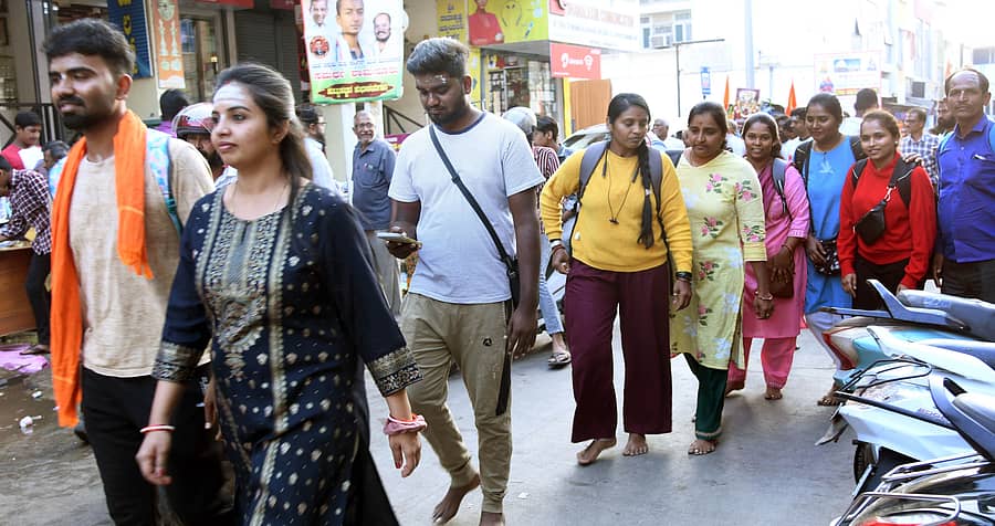ದಾವಣಗೆರೆಯಿಂದ ಕೊಟ್ಟೂರಿನತ್ತ ಪಾದಯಾತ್ರೆ ಆರಂಭಿಸಿದ ಭಕ್ತರು ಪ್ರಜಾವಾಣಿ ಚಿತ್ರಗಳು