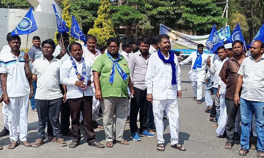 ವಿಜಯಪುರ ನಗರದಲ್ಲಿ ಸೋಮವಾರ ಕರ್ನಾಟಕ ರಾಜ್ಯ ದಲಿತ ಸಂಘರ್ಷ ಸಮಿತಿ (ಡಿ.ಜಿ. ಸಾಗರ ಬಣ) ಜಿಲ್ಲಾ ಸಮಿತಿಯಿಂದ ಪ್ರತಿಭಟನೆ ನಡೆಸಲಾಯಿತು