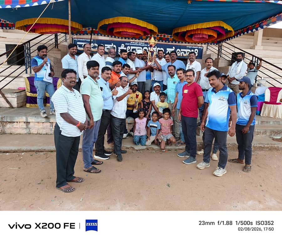ಹೊನ್ನಾಳಿ ತಾಲ್ಲೂಕು ರಾಜ್ಯ ಸರ್ಕಾರಿ ನೌಕರರ ಸಂಘದಿಂದ ಆಯೋಜಿಸಲಾಗಿದ್ದ ಕ್ರಿಕೆಟ್ ಟೂರ್ನಿಯಲ್ಲಿ ಪ್ರಥಮ ಸ್ಥಾನ ಪಡೆದ ಆರ್‌ಡಿಪಿಆರ್ ಇಲಾಖೆಯ ತಂಡಕ್ಕೆ ಟ್ರೋಫಿ ವಿತರಿಸಲಾಯಿತು