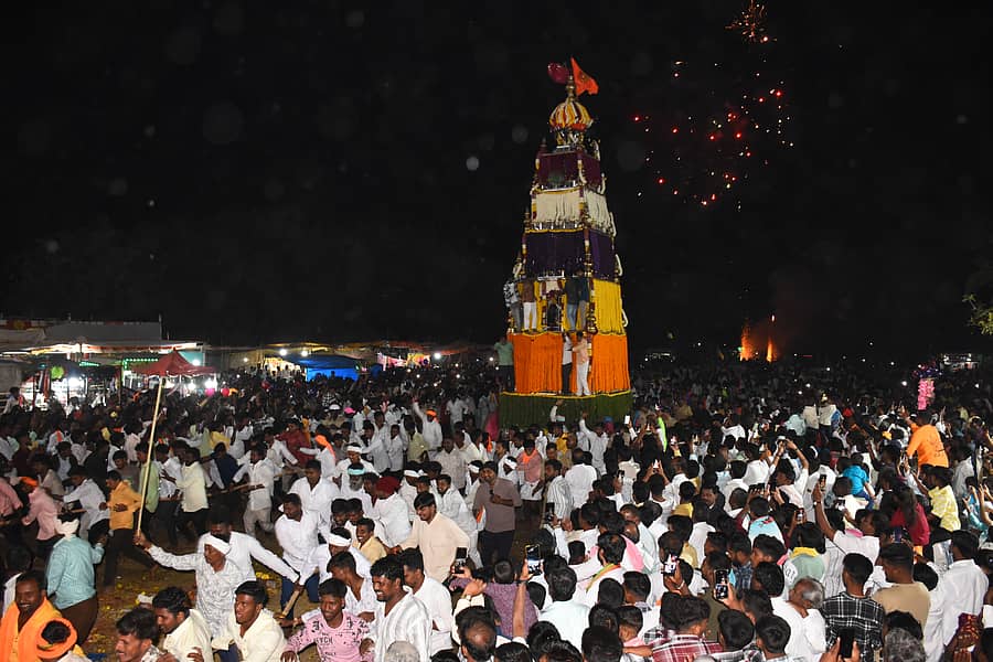 ಯಾದಗಿರಿ ತಾಲ್ಲೂಕಿನ ಹೆಡಗಿಮದ್ರಾ ಗ್ರಾಮದಲ್ಲಿ ಸೋಮವಾರ ಶಾಂತಶಿವಯೋಗಿಗಳ ರಥೋತ್ಸವವು ಸಂಭ್ರಮದಿಂದ ಜರುಗಿತು  ಪ್ರಜಾವಾಣಿ ಚಿತ್ರ. ರಾಜುಕುಮಾರ ನಳ್ಳಿಕರ