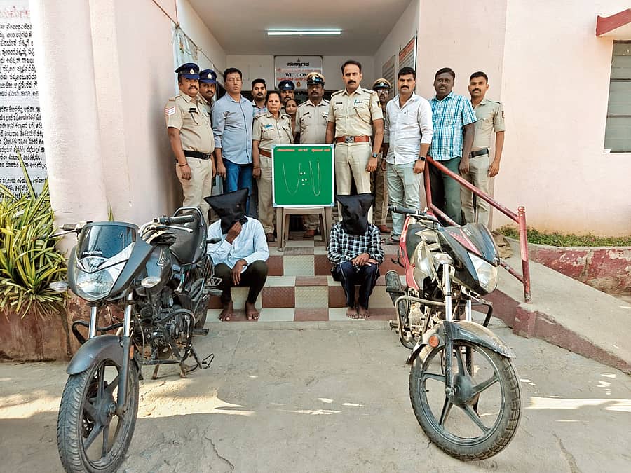 ಗೌರಿಬಿದನೂರು ನಗರದಲ್ಲಿ ಸರಗಳ್ಳತನ ಮತ್ತು ದ್ವಿಚಕ್ರ ವಾಹನ ಕಳ್ಳತನ ಮಾಡುತ್ತಿದ್ದ ಅಂತರ ರಾಜ್ಯ ಕಳ್ಳರನ್ನು ಮಾಲು ಸಮೇತ ಗೌರಿಬಿದನೂರು ಪೊಲೀಸರು ಬಂಧಿಸಿರುವುದು