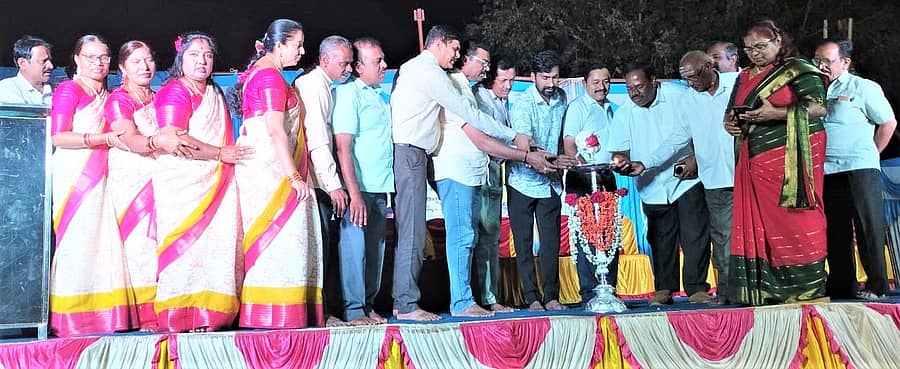 ಚಿಣ್ಣರ ಚಿಲಿಪಿಲಿ, ಪ್ರತಿಭಾ ಪುರಸ್ಕಾರ ಸಮಾರಂಭವನ್ನು ಪುರಸಭೆ ಸದಸ್ಯ ಟಿ.ಆರ್. ಚಂದ್ರಶೇಖರ್ ಉದ್ಘಾಟಿಸಿದರು