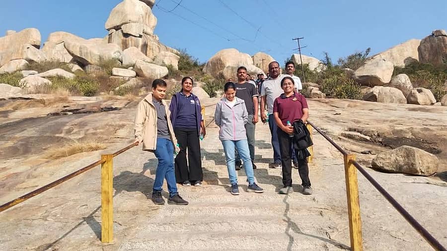 ಮುಳಬಾಗಿಲು ತಾಲ್ಲೂಕಿನ ಆವಣಿಯಲ್ಲಿ ನಡೆಯಲಿರುವ ರಥೋತ್ಸವ ಹಾಗೂ ಜಾತ್ರಾ ಮಹೋತ್ಸವ ಪ್ರಯುಕ್ತ ಜಿಲ್ಲಾ ಪೊಲೀಸ್ ವರಿಷ್ಠಾಧಿಕಾರಿ ಕನ್ನಿಕಾ ಸಕ್ರೀವಾಲ್ ನೇತೃತ್ವದಲ್ಲಿ ಪೊಲೀಸ್ ಅಧಿಕಾರಿಗಳು ಬೆಟ್ಟದ ಮೆಟ್ಟಿಲುಗಳು ಹಾಗೂ ರಸ್ತೆಯನ್ನು ಪರಿಶೀಲಿಸಿದರು.