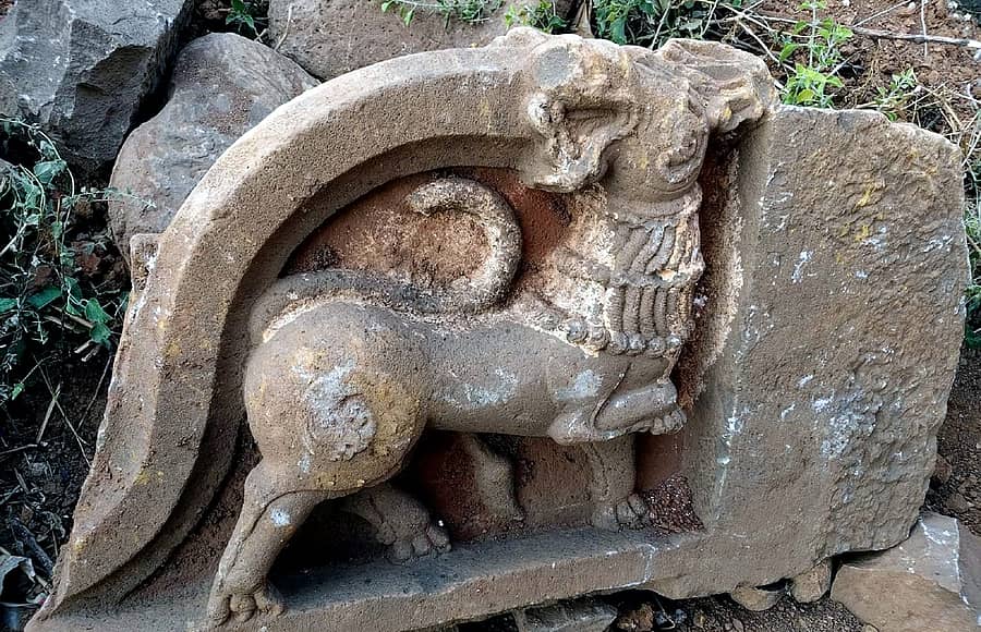 ಬಸವಕಲ್ಯಾಣ ತಾಲ್ಲೂಕಿನ ನಾರಾಯಣಪುರದ ಕೆರೆ ದಂಡೆಯಲ್ಲಿ ದೊರೆತ ಮಕರ ತೋರಣದ ಶಿಲ್ಪ

