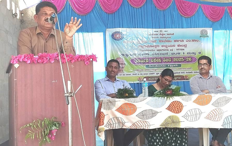 ನರಸಿಂಹರಾಜಪುರ ತಾಲ್ಲೂಕು ಸೀತೂರು ಗ್ರಾಮದಲ್ಲಿ ಆಯೋಜಿಸಿರುವ ಎನ್.ಎಸ್.ಎಸ್ ಶಿಬಿರದಲ್ಲಿ ಭಾನುವಾರ ಕೊಪ್ಪ ಸರ್ಕಾರಿ ಪ್ರಥಮ ದರ್ಜೆ ಕಾಲೇಜಿನ ನಿವೃತ್ತ ಪ್ರಾಂಶುಪಾಲ ಉದಯಕುಮಾರ್ ಉಪನ್ಯಾಸ ನೀಡಿದರು