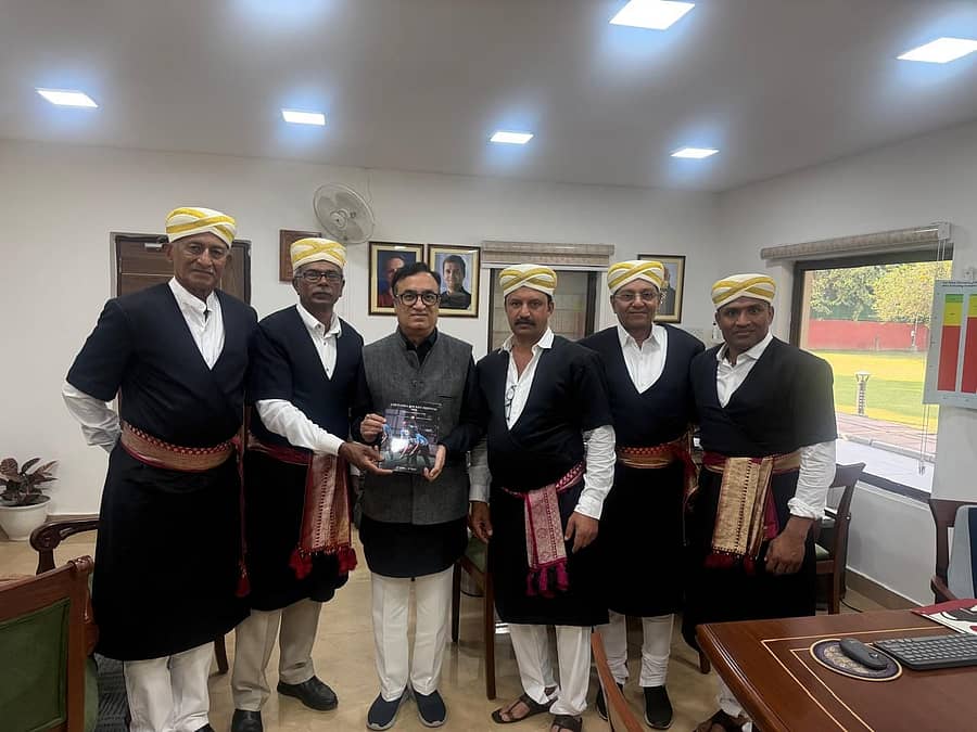 ಮೇ 2ರಂದು ನಾಪೋಕ್ಲುವಿನಲ್ಲಿ ನಡೆಯಲಿರುವ ಚೇನಂಡ ಕೊಡವ ಕೌಟುಂಬಿಕ ಹಾಕಿ ಪಂದ್ಯಾವಳಿಯ ಪೈನಲ್‌ ಪಂದ್ಯದಲ್ಲಿ ಭಾಗವಹಿಸುವಂತೆ ರಾಜ್ಯಸಭಾ ಸದಸ್ಯ ಅಜಯ್‌ ಮಕಾನ್ ಅವರನ್ನು ಪಂದ್ಯಾವಳಿ ಸಮಿತಿಯ ಪ್ರಮುಖರ ನಿಯೋಗ ಸೋಮವಾರ ನವದೆಹಲಿಯಲ್ಲಿ ಆಹ್ವಾನಿಸಿತು