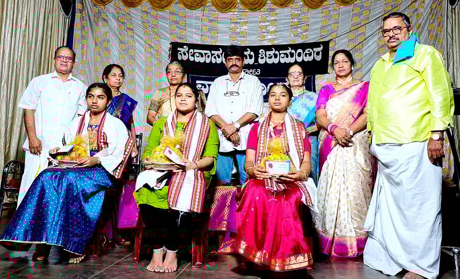 ಶಿಶುಮಂದಿರದಲ್ಲಿ ಕಲಿತ ಬಾಲಗೋಕುಲದ ಸಾಧಕ ವಿದ್ಯಾರ್ಥಿಗಳಿಗೆ ಪ್ರತಿಭಾ ಪುರಸ್ಕಾರ ನೀಡಲಾಯಿತು