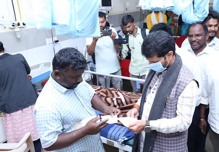 ಚಿಕ್ಕಮಗಳೂರಿನ ಜಿಲ್ಲಾಸ್ಪತ್ರೆಗೆ ಭೇಟಿ ನೀಡಿದ್ದ ಸಿ.ಟಿ. ರವಿ ಅವರು ರೋಗಿಗಳಿಗೆ ಬರೆದುಕೊಟ್ಟಿದ್ದ ಔಷಧಿ ಚೀಟಿ ಪರಿಶೀಲಿಸಿದರು