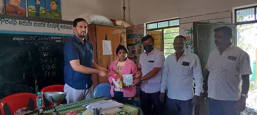 ತಾ. ಪಂ. ಕಾರ್ಯನಿರ್ವಾಹಕಾಧಿಕಾರಿಯಿಂದ ಅಂಗನವಾಡಿ ಕೇಂದ್ರಗಳಿಗೆ ಭೇಟಿ ನೀಡಿ ಆಹಾರದ ಕಿಟ್ ವಿತರಣೆ,