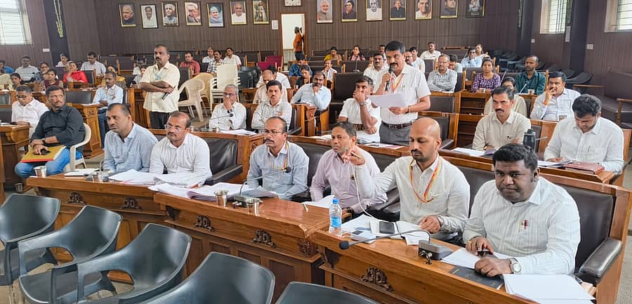 ಮಂಡ್ಯ ಜಿಲ್ಲಾ ಪಂಚಾಯಿತಿ ಕಾವೇರಿ ಸಭಾಂಗಣದಲ್ಲಿ ಸೋಮವಾರ ನಡೆದ ಜಿಲ್ಲಾ ಅಭಿವೃದ್ಧಿ ಕಾರ್ಯಕ್ರಮಗಳ ಪ್ರಗತಿ ಪರಿಶೀಲನಾ ಸಭೆಯಲ್ಲಿ ವಿವಿಧ ಇಲಾಖೆ ಅಧಿಕಾರಿಗಳು ಪಾಲ್ಗೊಂಡಿದ್ದರು 