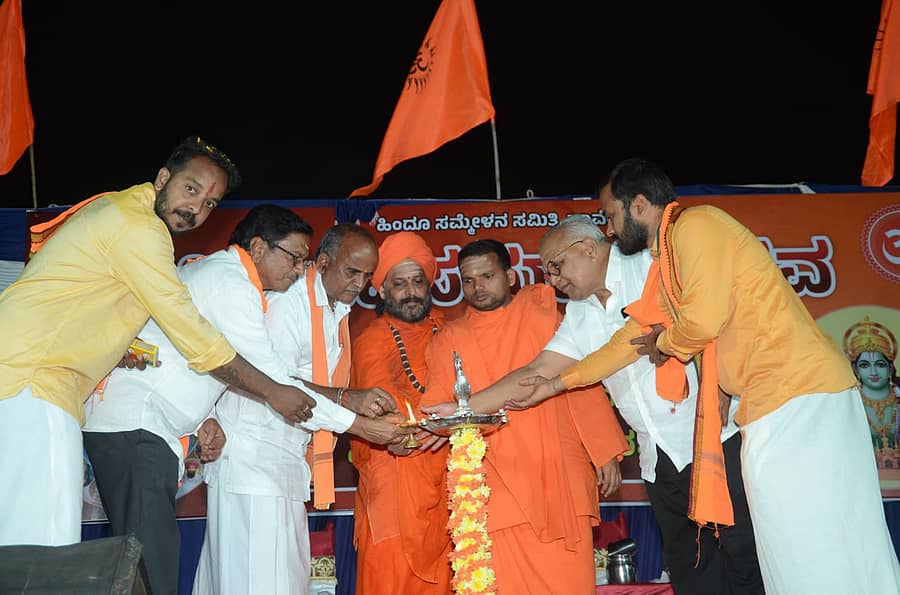 ಹಾವೇರಿಯ ಮುನ್ಸಿಪಲ್ ಹೈಸ್ಕೂಲ್ ಮೈದಾನದಲ್ಲಿ ಭಾನುವಾರ ಹಮ್ಮಿಕೊಂಡಿದ್ದ ‘ಹಿಂದೂ ಸಮಾಜೋತ್ಸವ’ ಸಮಾರಂಭವನ್ನು ಉದ್ಘಾಟಿಸಲಾಯಿತು