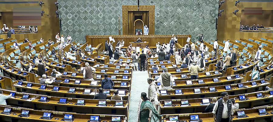 <div class="paragraphs"><p>ಲೋಕಸಭೆಯಲ್ಲಿ ವಿರೋಧ ಪಕ್ಷಗಳು ಸದಸ್ಯರು ಸ್ಪೀಕರ್‌ ಪೀಠದ ಮುಂದೆ ಪ್ರತಿಭಟನೆ ನಡೆಸಿದರು&nbsp; </p></div>