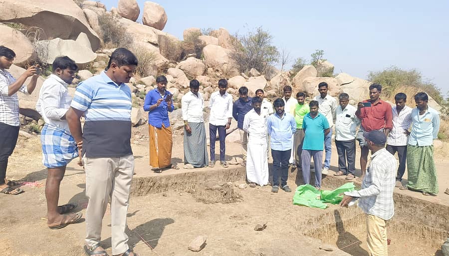 ತೆಕ್ಕಲಕೋಟೆ ಪಟ್ಟಣದ ಗೌಡ್ರ ಮೂಲೆಯಲ್ಲಿ ನಡೆಯುತ್ತಿರುವ ಉತ್ಖನನ ವೀಕ್ಷಣೆಗೆ ಜನರು ಬಂದಿರುವುದು