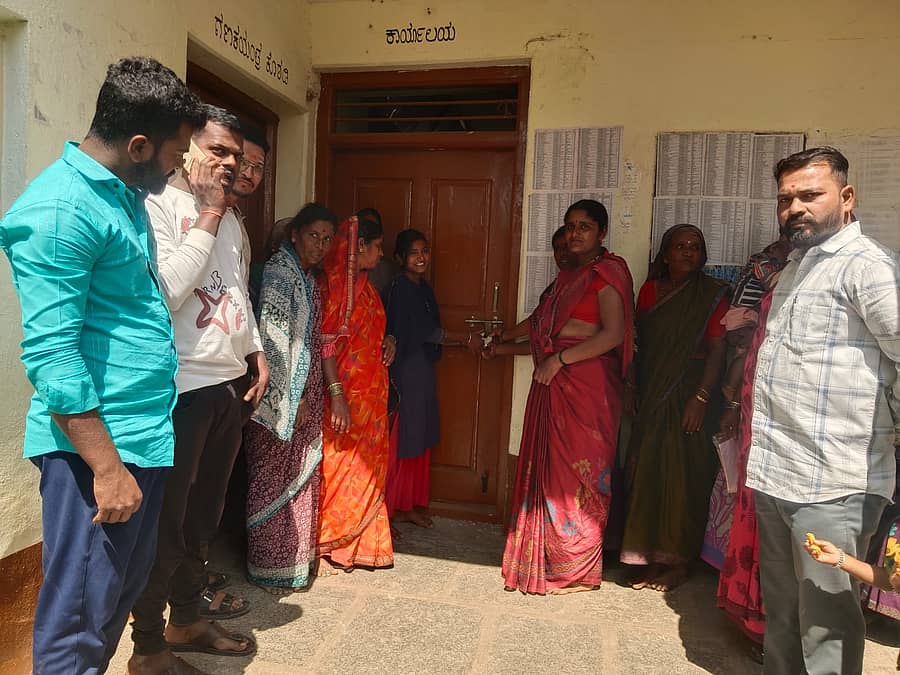 ಬಸವನಬಾಗೇವಾಡಿ ತಾಲ್ಲೂಕಿನ ಕಣಕಾಲದಲ್ಲಿ ಮೂಲ ಸೌಕರ್ಯಗಳನ್ನು ಕಲ್ಪಿಸಬೇಕೆಂದು ಆಗ್ರಹಿಸಿ ಗ್ರಾಮಸ್ಥರು ಕಣಕಾಲ ಗ್ರಾಮ ಪಂಚಾಯಿತಿ ಕಾರ್ಯಾಲಯಕ್ಕೆ ಬೀಗ ಜಡಿದು ಪ್ರತಿಭಟನೆ ನಡೆಸಿದರು