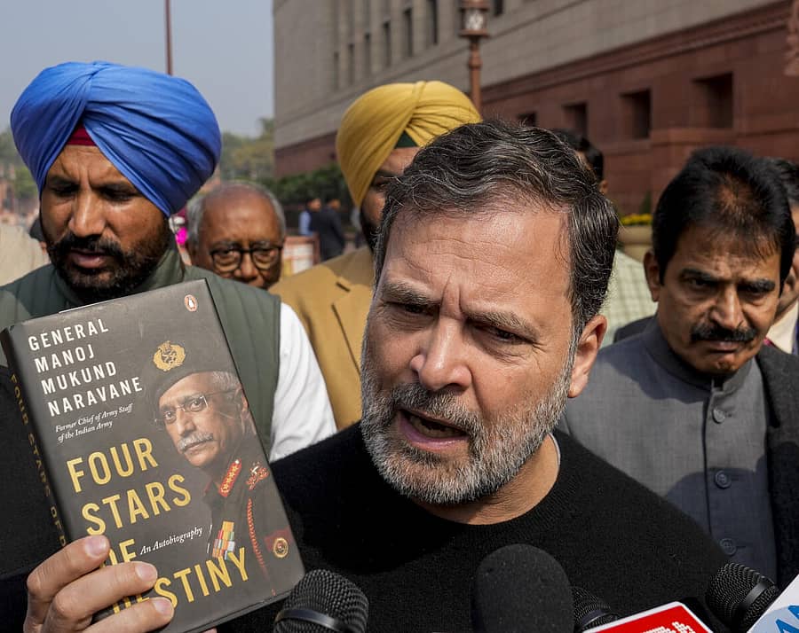 <div class="paragraphs"><p>ನರವಣೆಯವರ ಪುಸ್ತಕದೊಂದಿಗೆ ರಾಹುಲ್ ಗಾಂಧಿ</p></div>