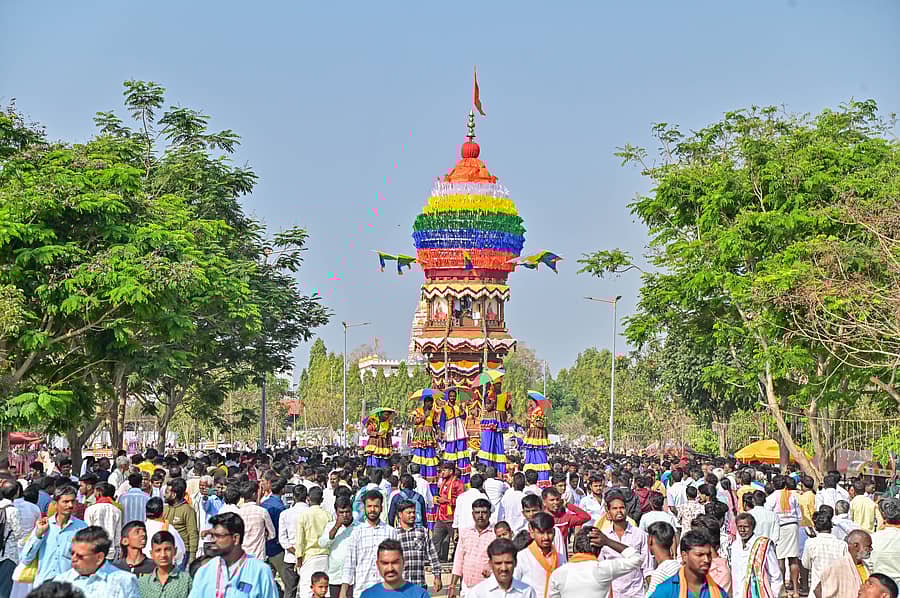 ದಾವಣಗೆರೆ ಜಿಲ್ಲೆಯ ವಾಲ್ಮೀಕಿ ಗುರುಪೀಠದಲ್ಲಿ ಮಹರ್ಷಿ ವಾಲ್ಮೀಕಿ ರಥೋತ್ಸವ ಸೋಮವಾರ ವಿಜೃಂಭಣೆಯಿಂದ ನಡೆಯಿತು  –ಚಿತ್ರ: ಸತೀಶ ಬಡಿಗೇರ್