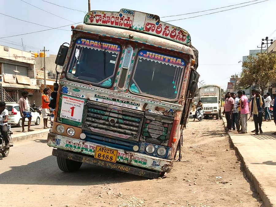 ಹಟ್ಟಿ ಪಟ್ಟಣದ ಮುಖ್ಯ ರಸ್ತೆ ಪಕ್ಕದ ಮಣ್ಣಿನಲ್ಲಿ ಲಾರಿ ಸಿಕ್ಕಿ ಹಾಕಿಕೊಂಡಿರುವುದು