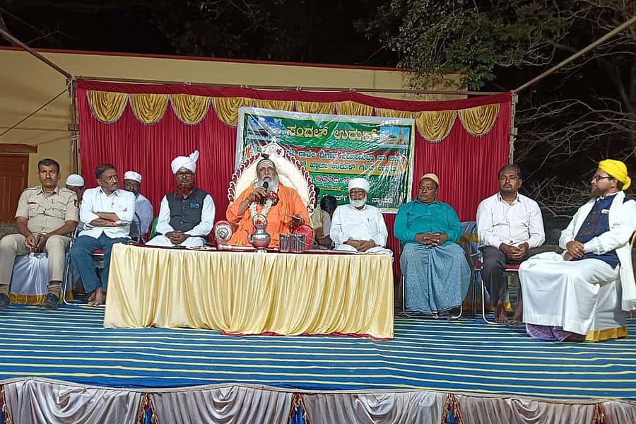 ನ್ಯಾಮತಿಯಲ್ಲಿ ಭಾನುವಾರ ನಡೆದ ಸಂದಲ್ ಉರುಸ್ ಕಾರ್ಯಕ್ರಮದ ಅಂಗವಾಗಿ ನಡೆದ ಧರ್ಮಸಭೆಯಲ್ಲಿ ರಾಂಪುರದ ಬೃಹನ್ಮಠದ ಶಿವಕುಮಾರ ಶಿವಾಚಾರ್ಯ ಹಾಲಸ್ವಾಮೀಜಿ ಮಾತನಾಡಿದರು